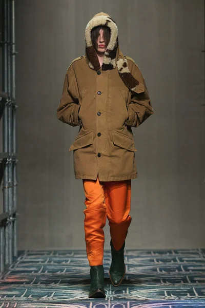 Look 10